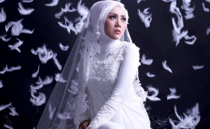 Aida Saskia dengan foto baju pengantin.